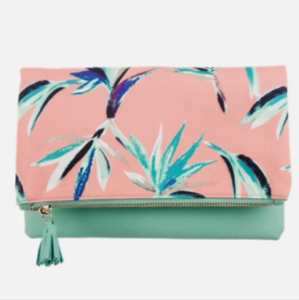 REVERSIBLE FAUX LEATHER CLUTCH